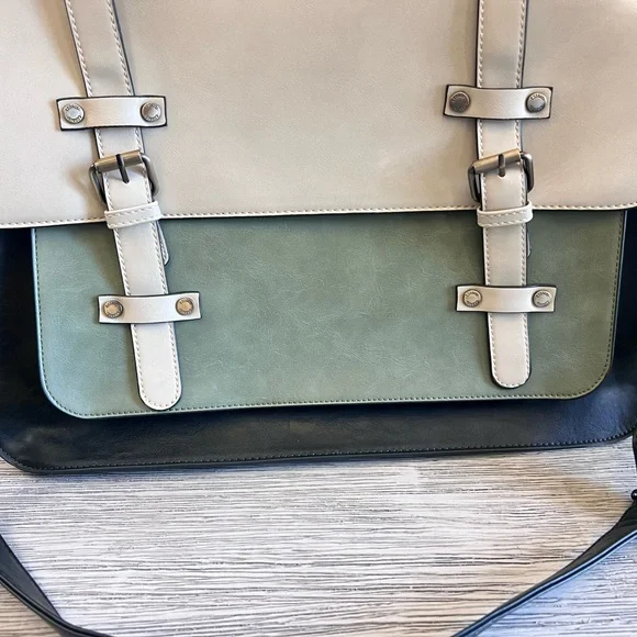 Classic Cream and Green Leather Briefcase - Picture 6 of 15